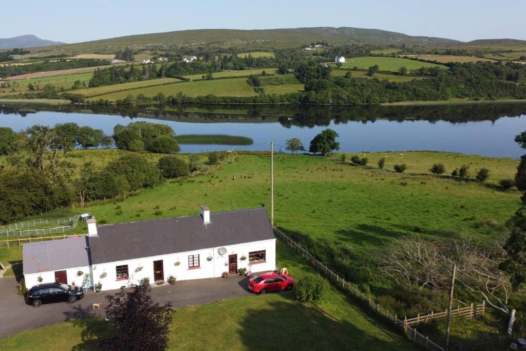 Granny'S Cottage, A Lovely Lakeside Cottage Donegal Town Екстериор снимка